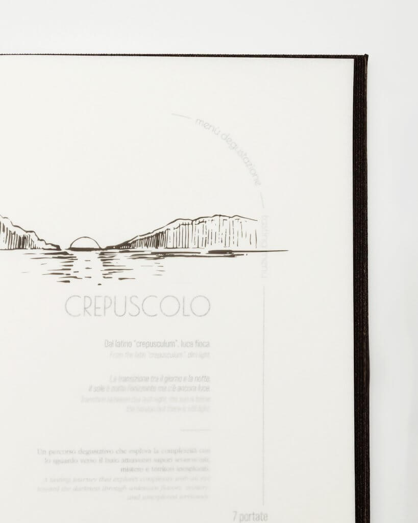 La pagina «Crepuscolo», menù degustazione da 7 portate, con l'illustrazione al tratto di un tramonto sul mare, Pulejo, Lion Brand