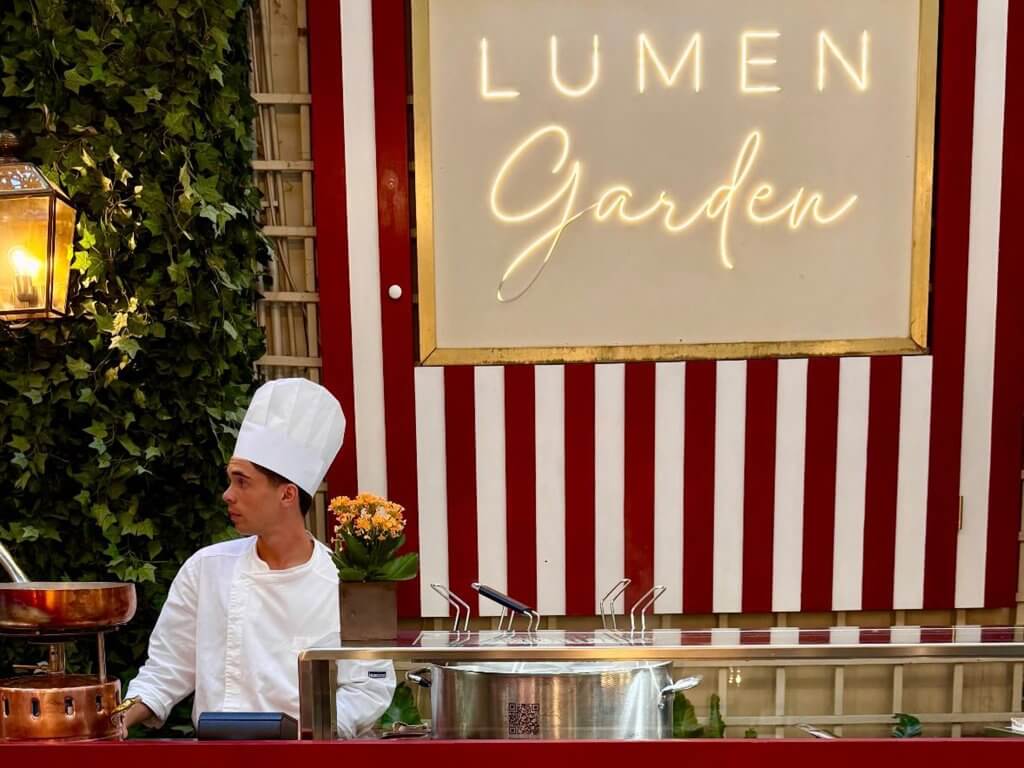 Ventaglio rosso sul tavolo con fiori, Lumen Garden, Lion Brand