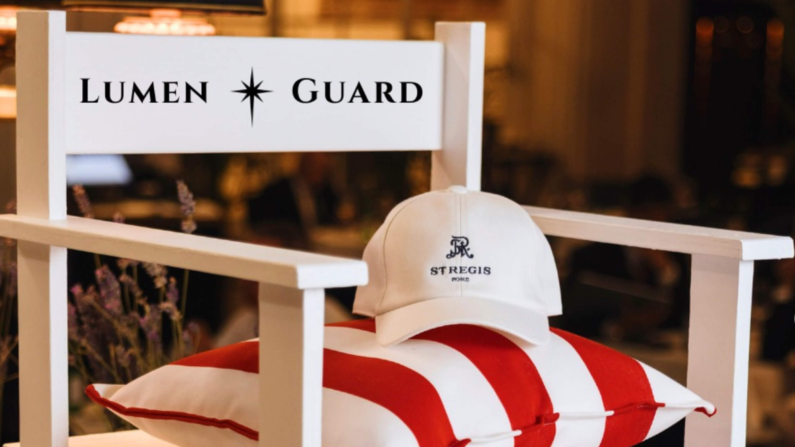 Sedia da bagnino «Lumen Guard» con cappellino St. Regis e cuscino a strisce, Lumen Garden, Lion Brand