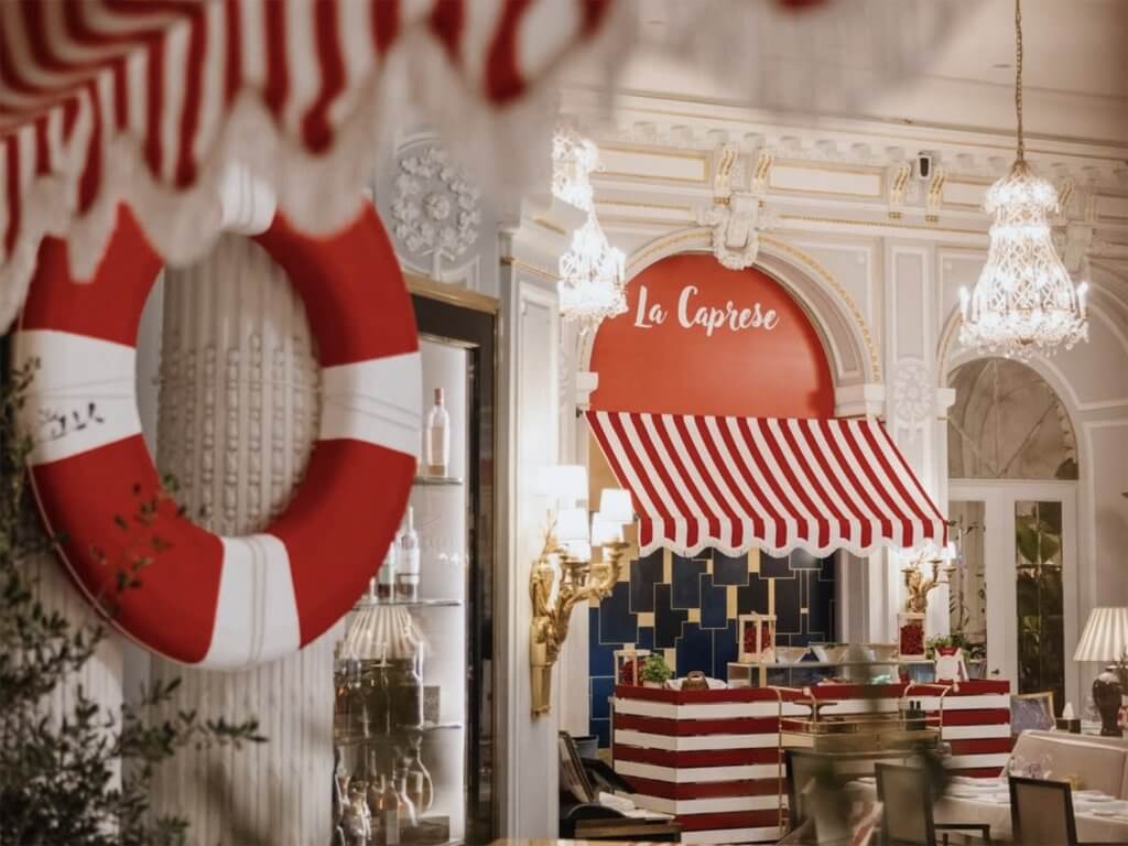 Salvagente e angolo «La Caprese» con tenda a strisce, Lumen Garden al St. Regis, Lion Brand