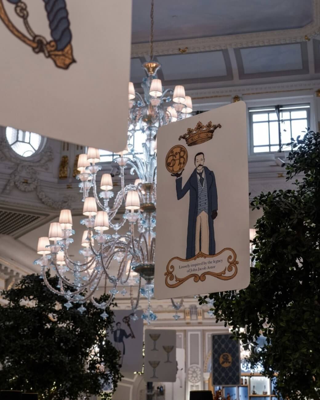 Carta da gioco sospesa accanto al lampadario, allestimento natalizio al St. Regis, Lion Brand