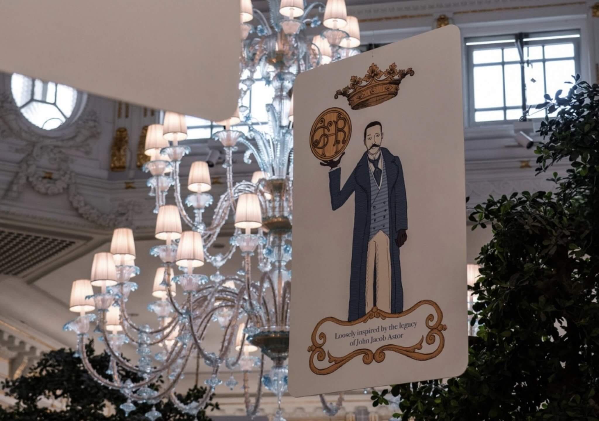 Carta da gioco sospesa accanto al lampadario, allestimento natalizio al St. Regis, Lion Brand