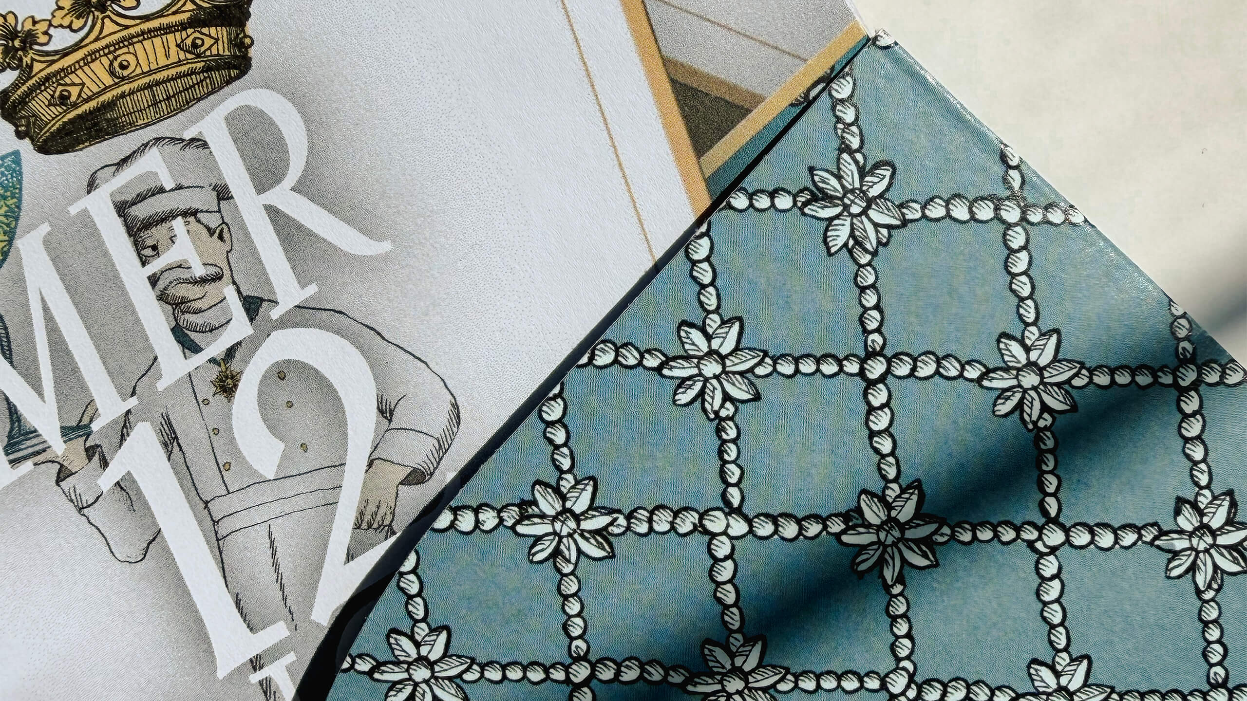 Trama blu con stemma e corona del St. Regis, dettaglio grafico, Lion Brand