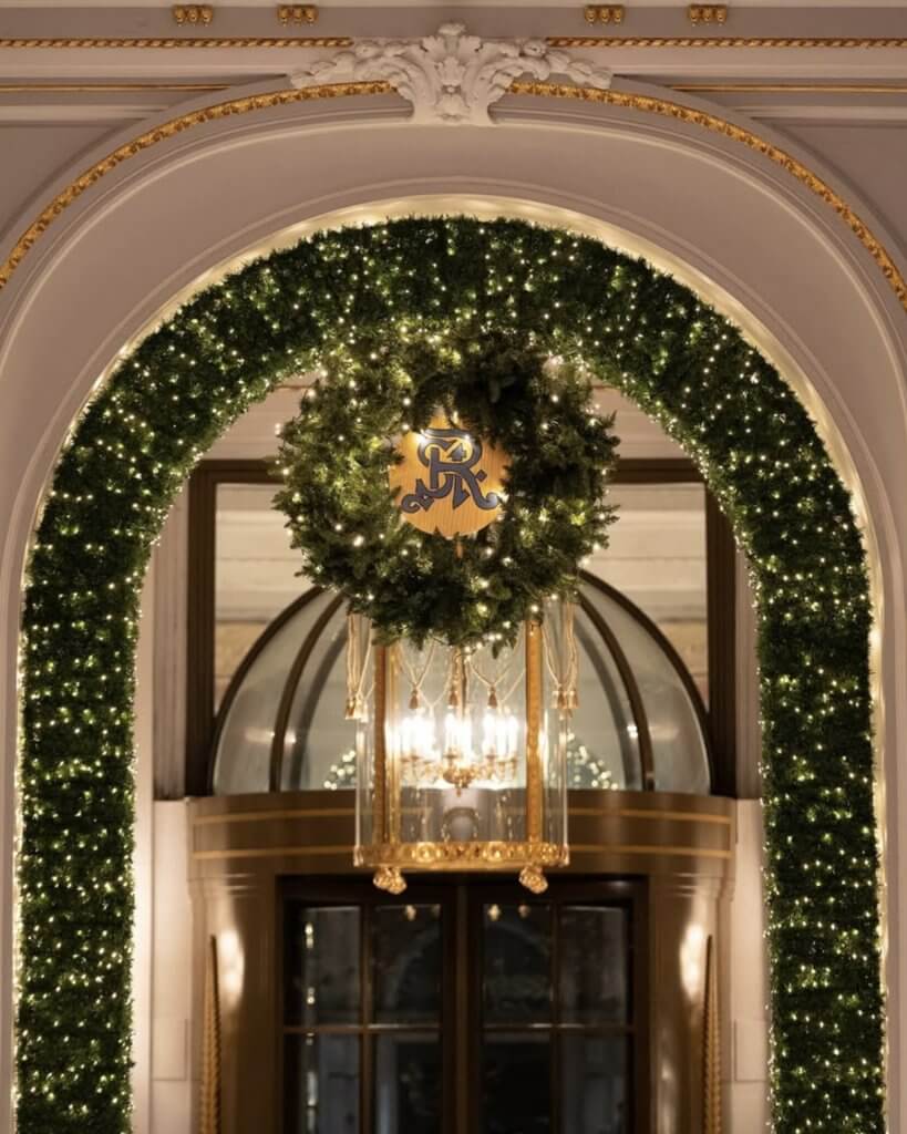 Arco di ghirlanda con lo stemma, allestimento di Natale al St. Regis, Lion Brand