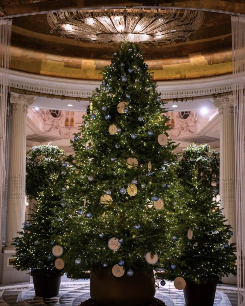 Albero di Natale con palline ispirate alla tombola napoletana, St. Regis, Lion Brand