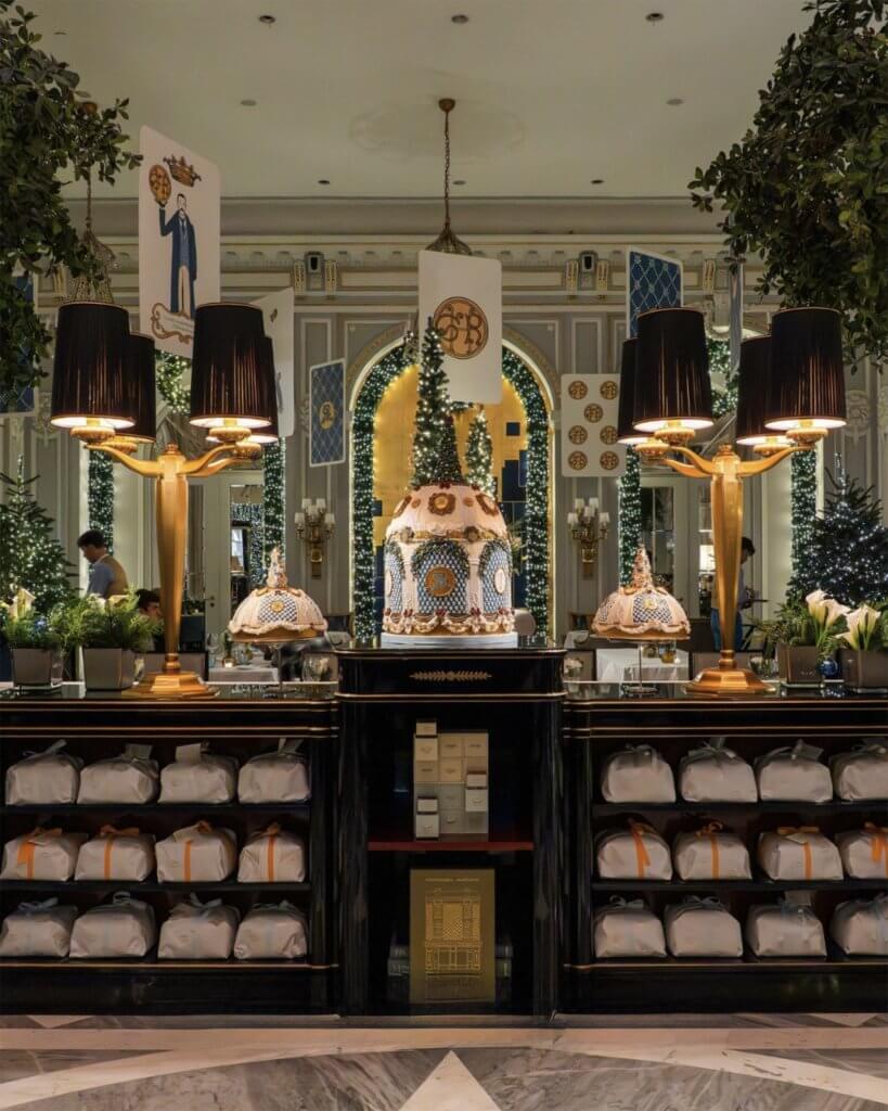 Sala dell’hotel vestita per il Natale, con lampade, centrotavola e panettoni, St. Regis, Lion Brand