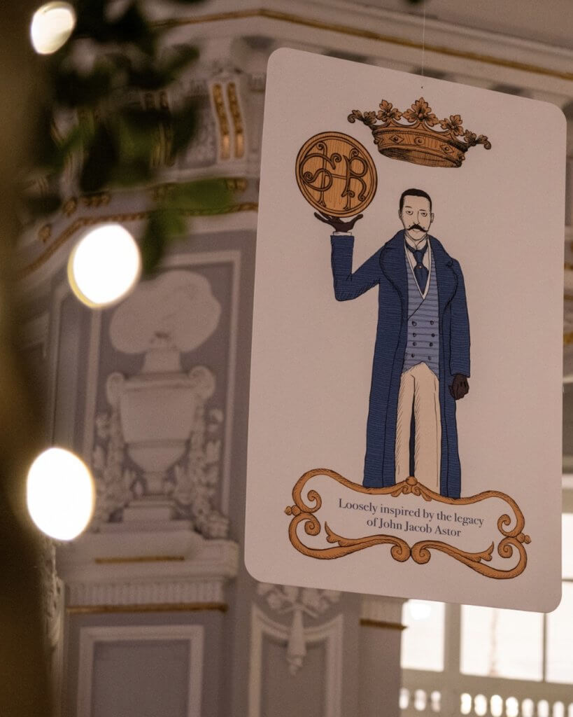 Carta da gioco sospesa nella hall del St. Regis, Lion Brand