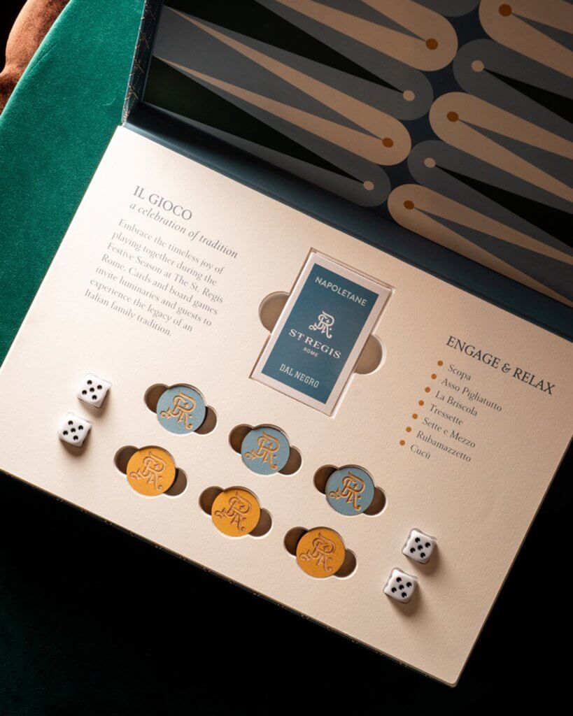 Il kit di backgammon e carte aperto, visto dall’alto, St. Regis, Lion Brand