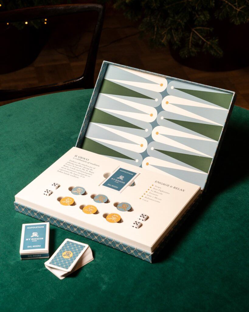 Il kit nei colori dell’hotel sul tavolo con il mazzo di carte, St. Regis, Lion Brand