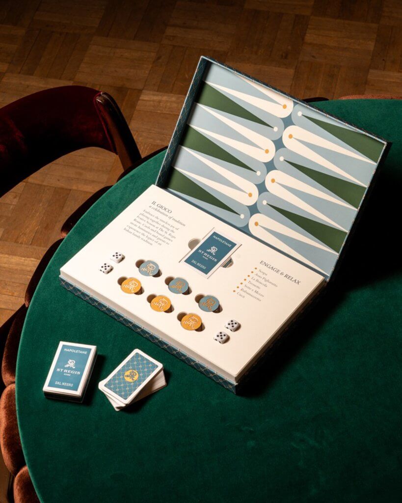 Carte, dadi e pedine del kit natalizio, inquadratura larga, St. Regis, Lion Brand