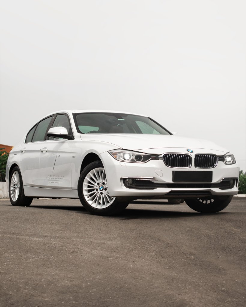 Auto BMW bianca con la grafica The First sulla portiera