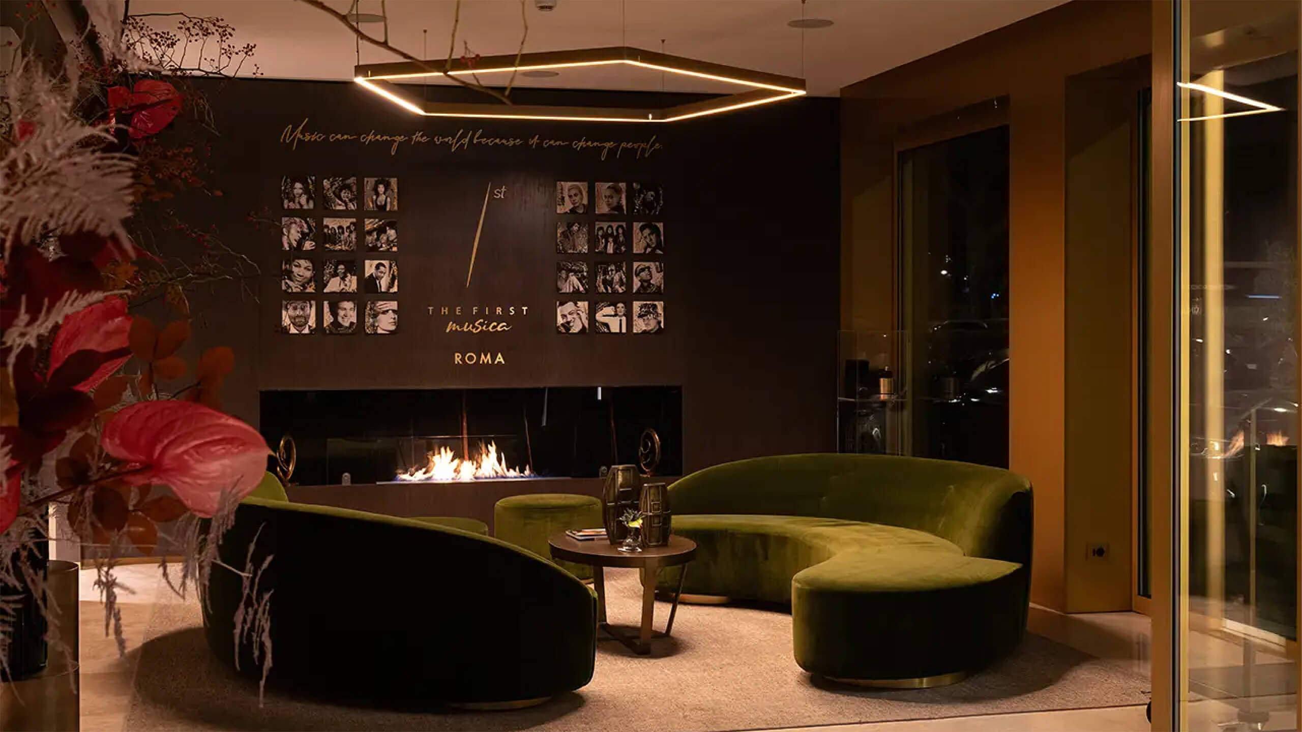 La lounge: il camino acceso, i divani in velluto verde, The First Musica, Lion Brand