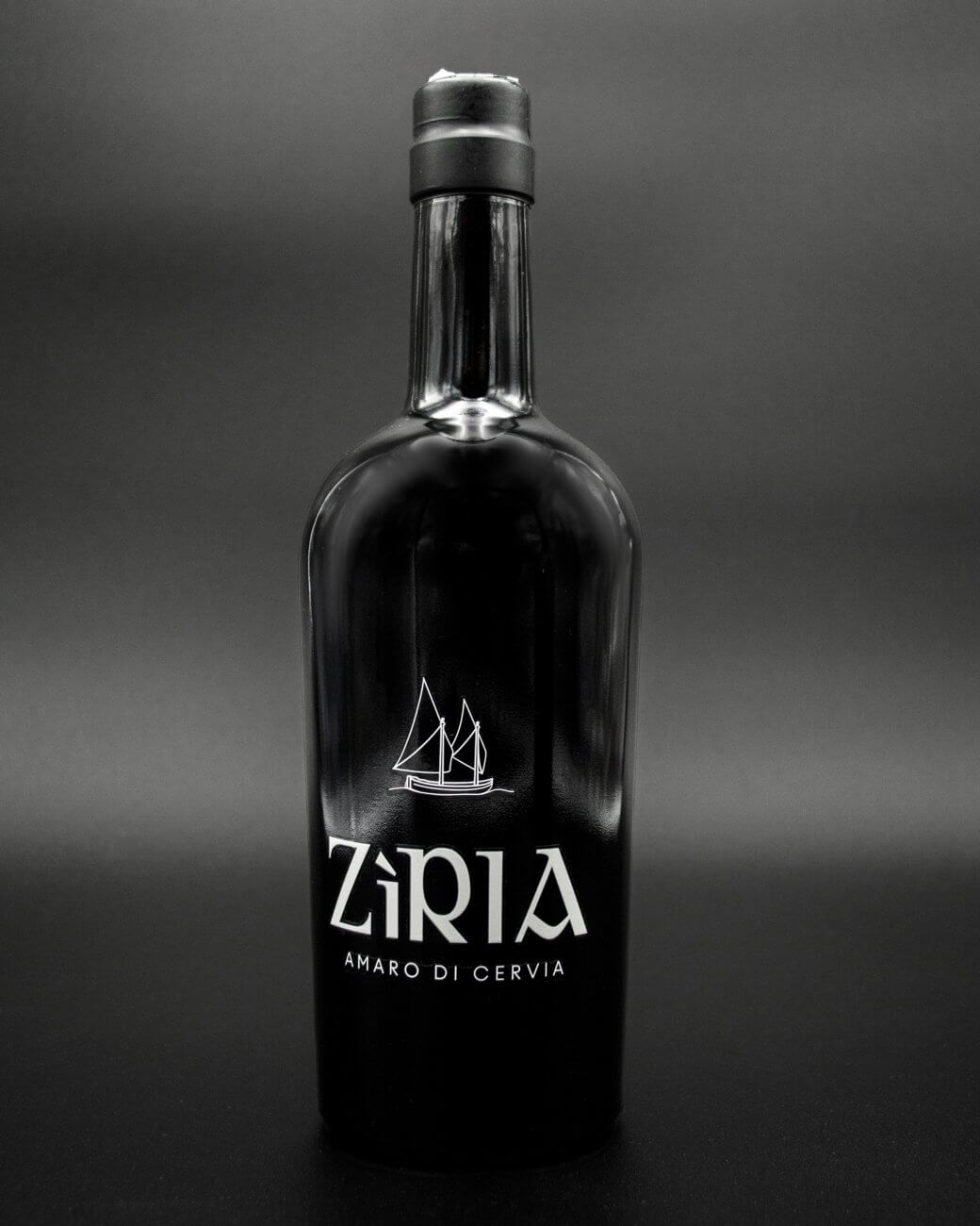 La bottiglia nera in piedi su fondo grigio, con il marchio bianco: la barca a vela, ZÌRIA, «Amaro di Cervia», Zìria, Lion Brand