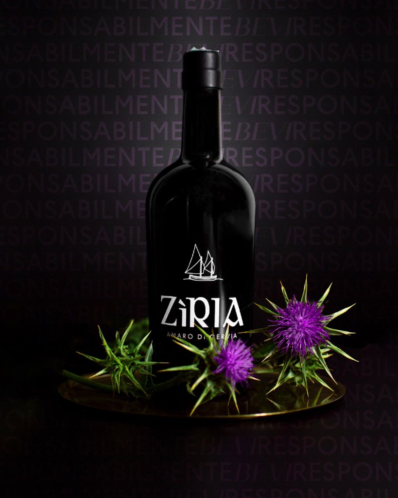 La bottiglia di amaro Zìria con dei cardi
